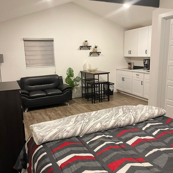 Iron/ironing board, WiFi, bed sheets - Vrbo Property (Grand Prairie)