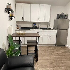 Private kitchen - Vrbo Property (Grand Prairie)