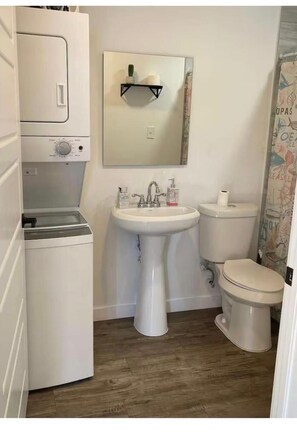 Shower, hair dryer, towels, soap - Vrbo Property (Grand Prairie)