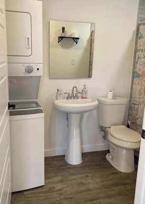 Shower, hair dryer, towels, soap - Nice studio apartment 13 minutes from downtown Dallas. (Grand Prairie)