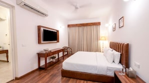 Desk, free WiFi - The Sparrow Ocho Homes by Eight Continen (Mohali)