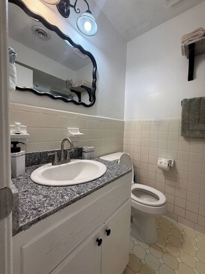 Haartrockner, Handtücher, Toilettenpapier