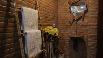 ฝักบัว, ของใช้ในห้องน้ำฟรี, ผ้าเช็ดตัว, สบู่
