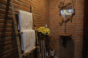 Ducha, artículos de tocador gratuitos, toallas, jabón
