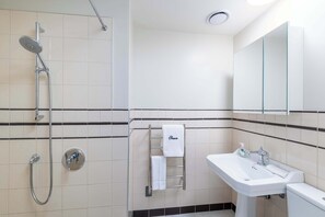 A modern bathroom with a shower, sink, and toilet. - Studio for 2 in Central Te Aro Stay! (Wellington)