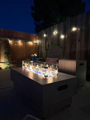 An outdoor patio area with a built-in grill and seating. - Luxury Casa Sequoia (Dinuba)