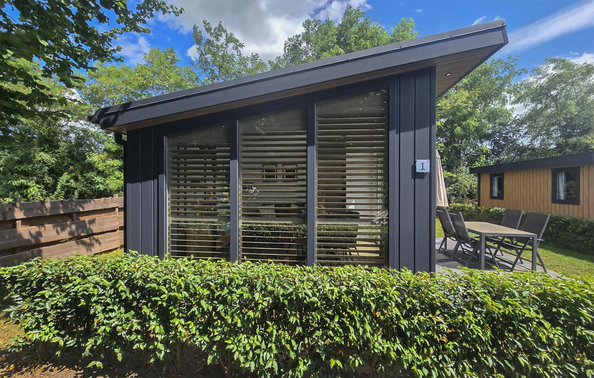 Un bâtiment moderne doté d’un toit en pente et de grandes fenêtres.