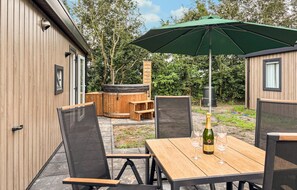 Outdoor dining - Gorgeous home in Oude Pekela with sauna (Oude Pekela)