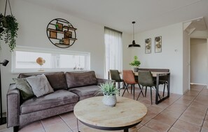 TV - Stunning home in Uitgeest with house sea view (Uitgeest)