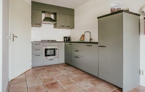 Coffee/tea maker, fridge, microwave, stovetop - Stunning home in Uitgeest with house sea view (Uitgeest)