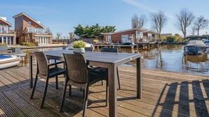 Outdoor dining - Nice home in Uitgeest with house sea view (Uitgeest)