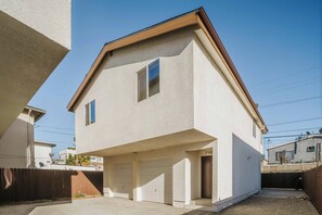 Exterior - Stylish 3BR LA Home Near Beverly Hills, LACMA & The Grove (Los Angeles)