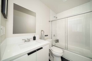 Bathroom - Stylish 3BR LA Home Near Beverly Hills, LACMA & The Grove (Los Angeles)