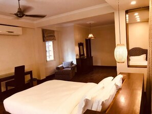 Desk, laptop workspace, WiFi (free) - Veda Heritage (Kathmandu)
