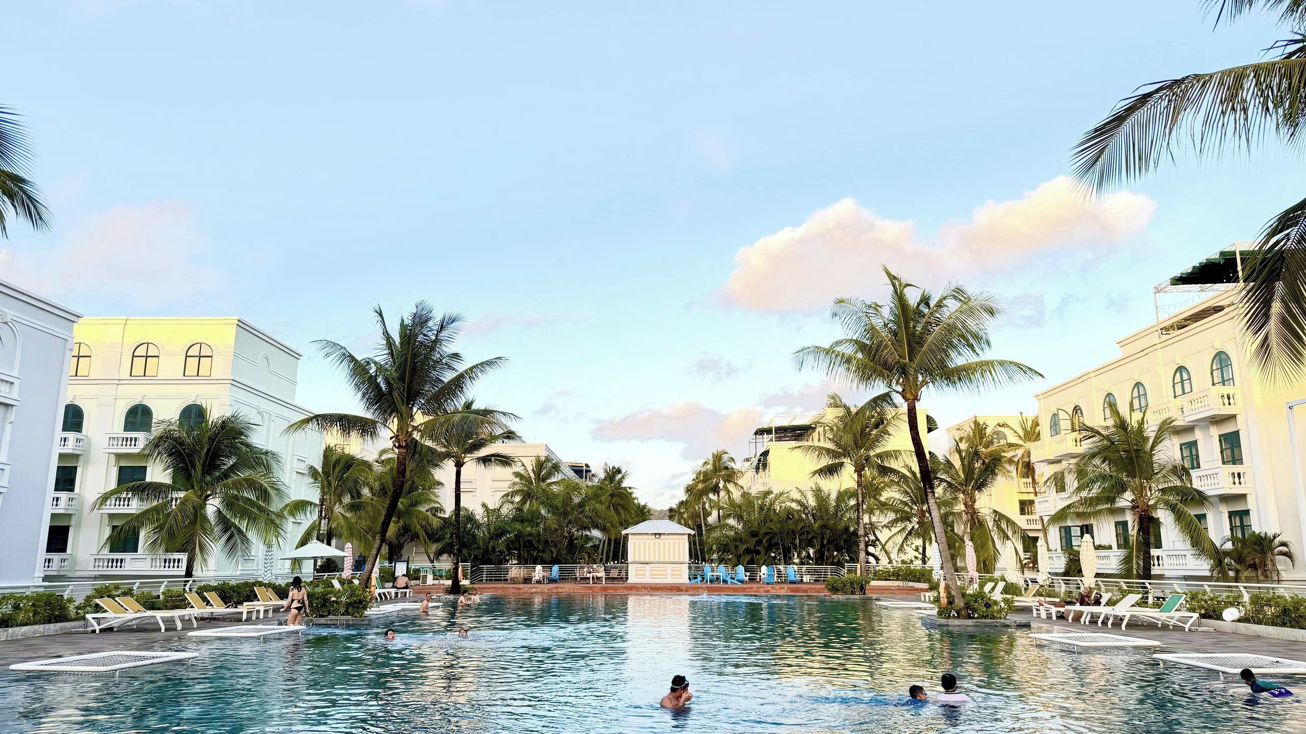 3 outdoor pools