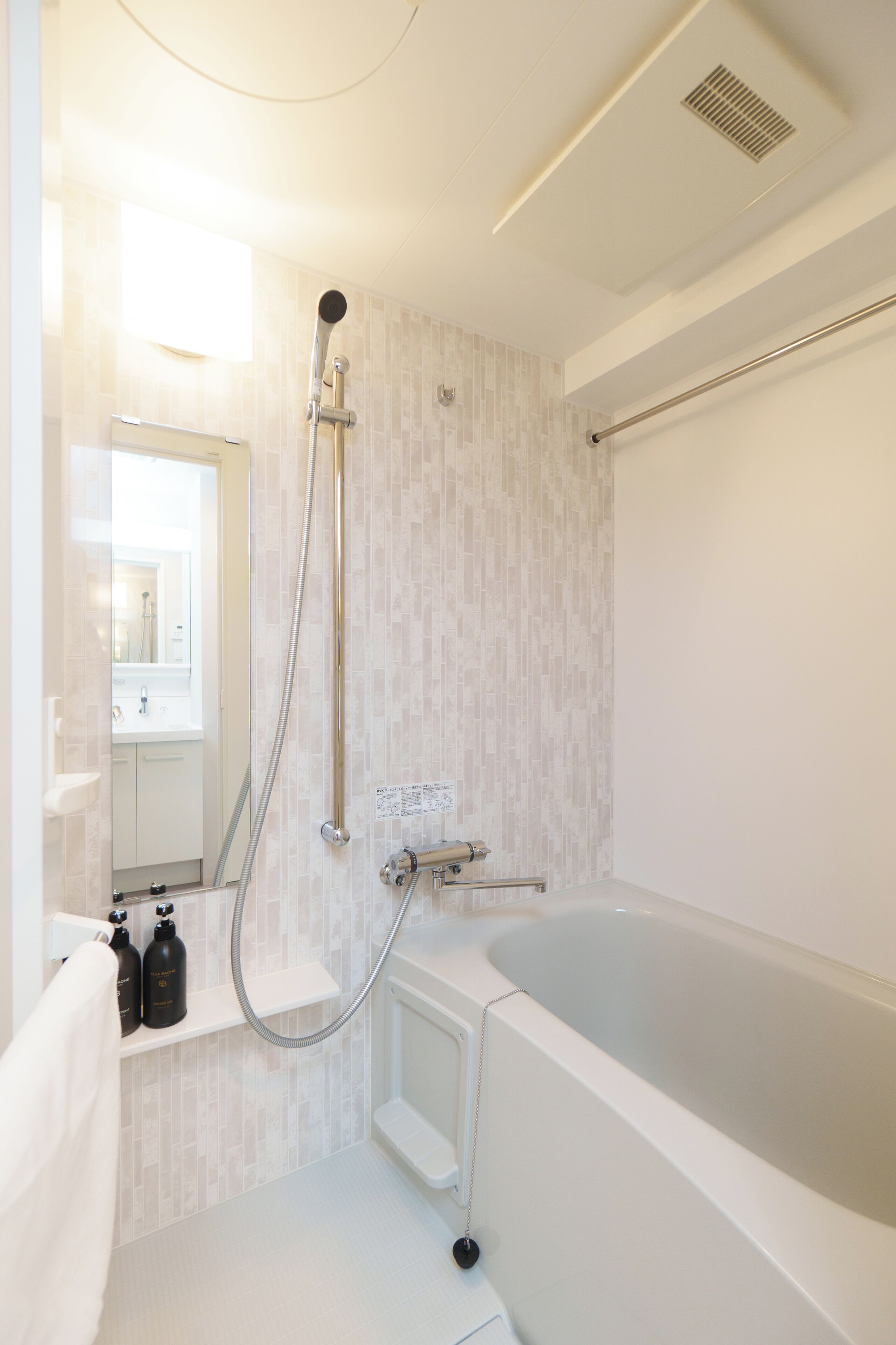 Une salle de bain moderne équipée d’une baignoire, d’une douche et de toilettes.