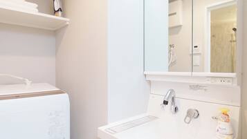 Basic Double Room | Bathroom | Combined shower/bathtub, free toiletries, hair dryer, slippers