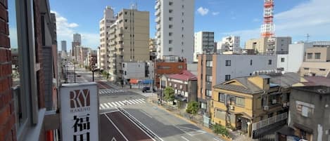 A street view with a building labeled 'RAKUYO' and a clear sky.