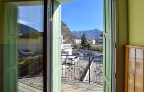 A balcony with a view of parked cars and a mountain in the background. - Stunning home in Arten with house a panoramic view (Arten)