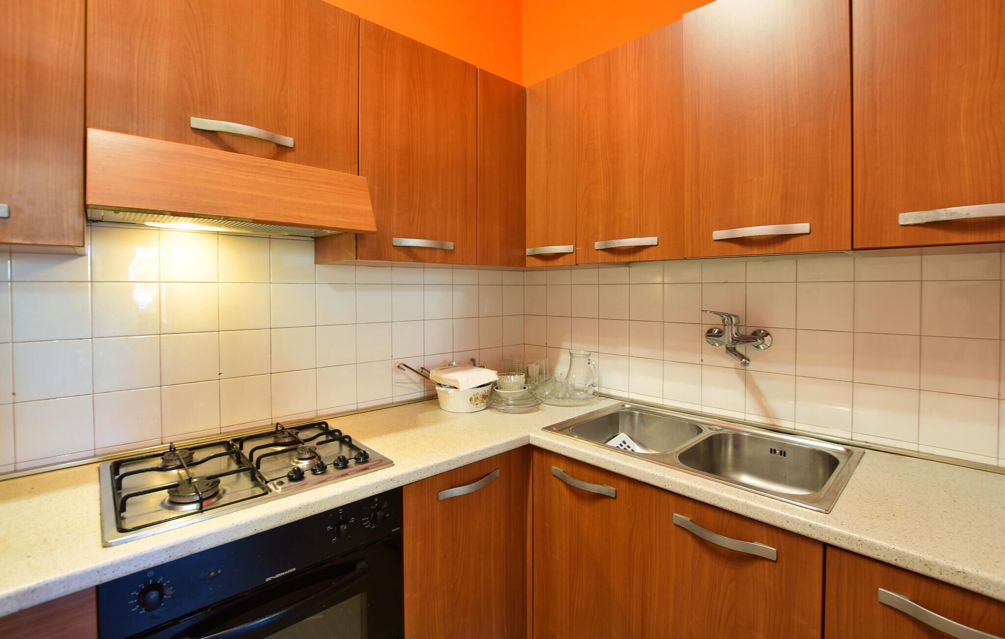 Cafetera y tetera, refrigerador, microondas y utensilios de cocina 