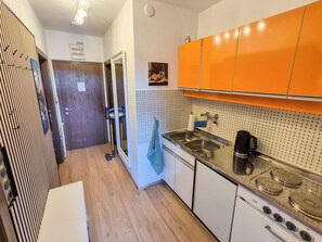 A kitchen with a modern design, featuring a stainless steel sink, a coffee maker, and a stove. - Urban&Florian Top 101 by Interhome (Sankt Urban)