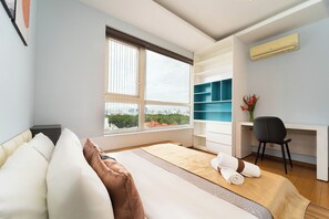 Habitación de lujo | Escritorio y espacio para trabajar con laptop 