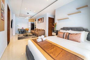 Habitación de lujo | Escritorio y espacio para trabajar con laptop 
