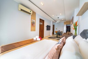 Habitación de lujo | Escritorio y espacio para trabajar con laptop 