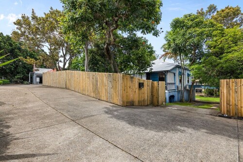 Charming Queenslander | Sleeps 6 | Near CBD & Park