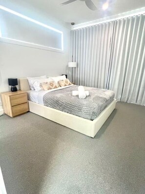 Room - Surfers Luxury House 3 bed 2.5 Bath 2 Parks (Surfers Paradise)