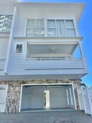 Exterior - Surfers Luxury House 3 bed 2.5 Bath 2 Parks (Surfers Paradise)