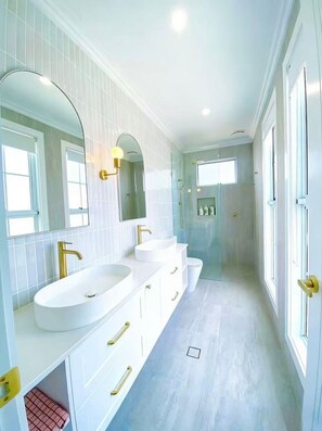 Bathroom - Surfers Luxury House 3 bed 2.5 Bath 2 Parks (Surfers Paradise)