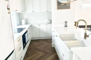Private kitchen - Surfers Luxury House 3 bed 2.5 Bath 2 Parks (Surfers Paradise)