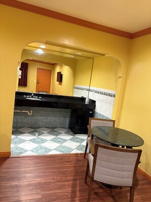 Superior Double Room | Dining - Sunrise Inn (South Gate)