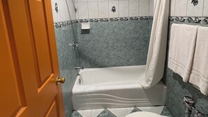 Superior Double Room | Bathroom | Towels, soap, shampoo, toilet paper - Sunrise Inn (South Gate)