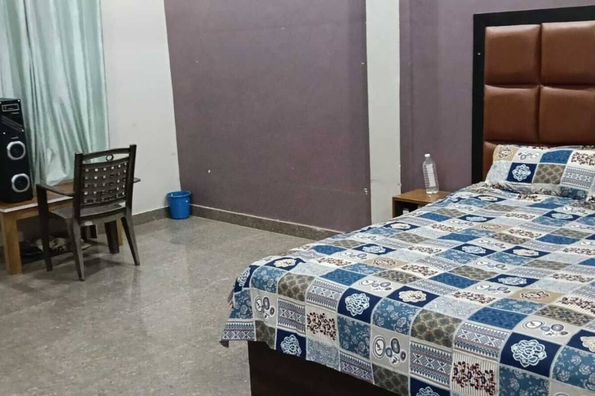 Deluxe Room, Air conditioning | Rollaway beds, free WiFi, bed sheets
