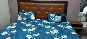 Rollaway beds, free WiFi, bed sheets - The Singh Hotel (Etawah)