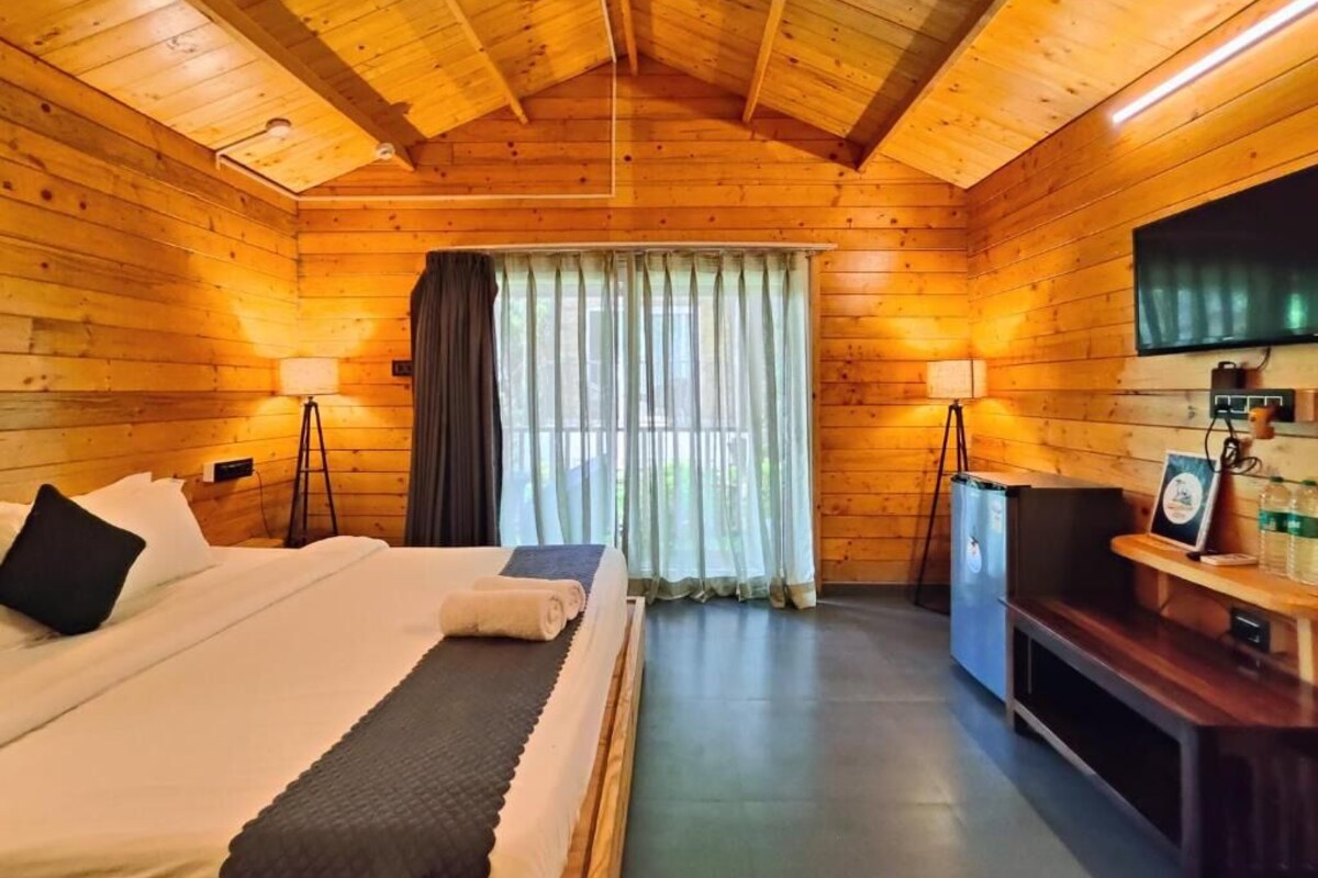 Chalet with River View | Desk, laptop workspace, WiFi (free)