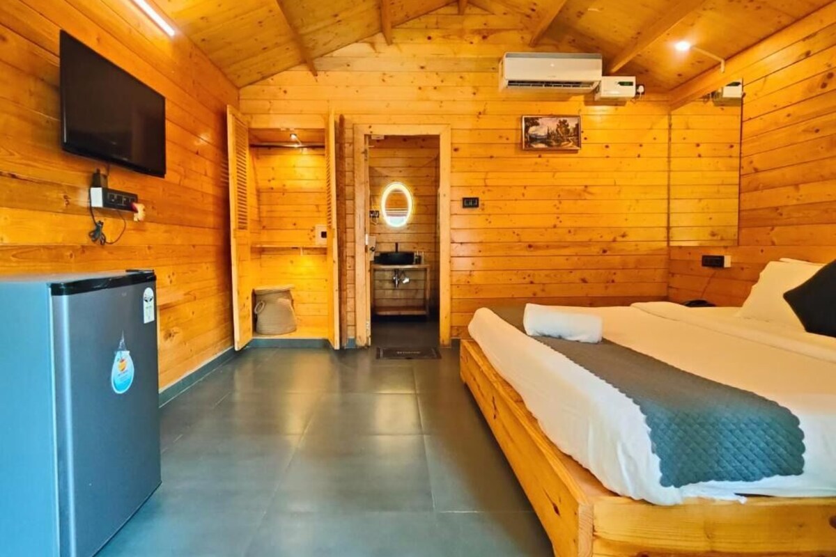 Chalet with Pool View | Desk, laptop workspace, WiFi (free)