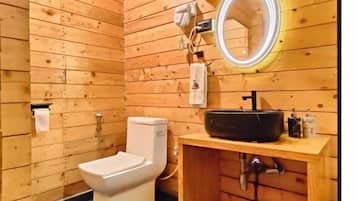 Ensemble douche/baignoire, articles de toilette gratuits, sèche-cheveux