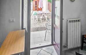 A room with a door leading to an outdoor area with a table and chairs. - 2 bedroom gorgeous home in Viareggio (Viareggio)