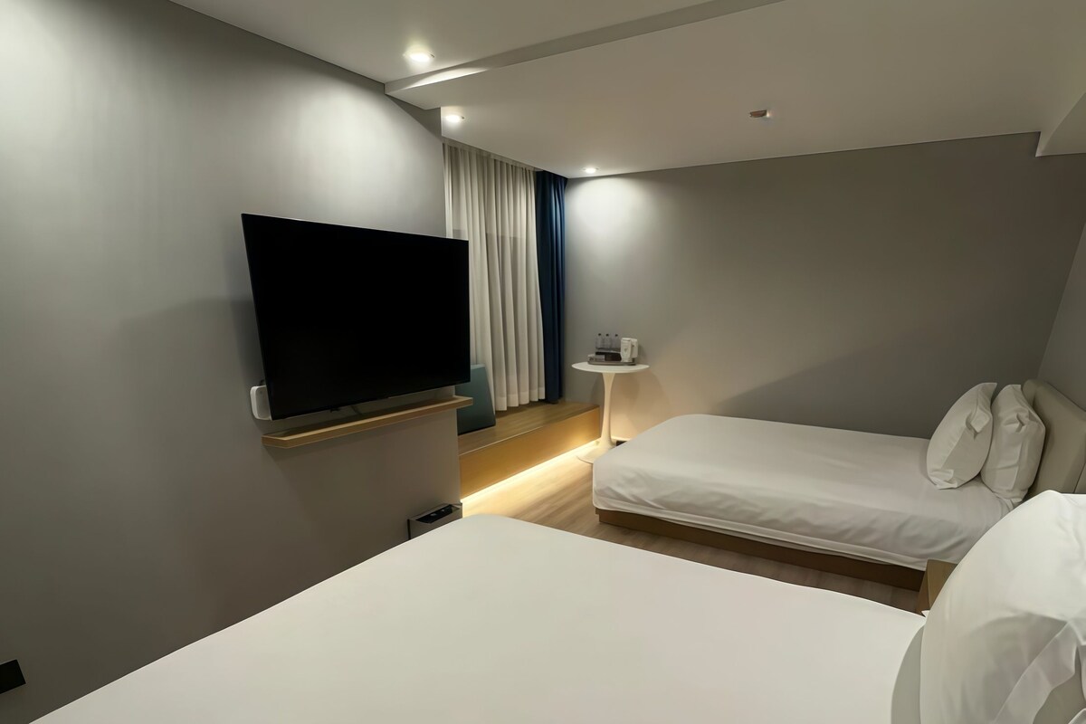 Family Quadruple Room | Blackout drapes, WiFi (free), bed sheets