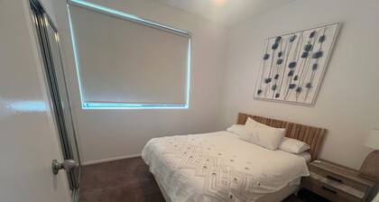 Stunning Townhouse opposite Suttons Beach Water views high ceiling Dual Living