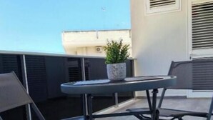 Outdoor dining - Daisy Apartment – Modern Comfort with a Balcony in Molfetta (Molfetta)