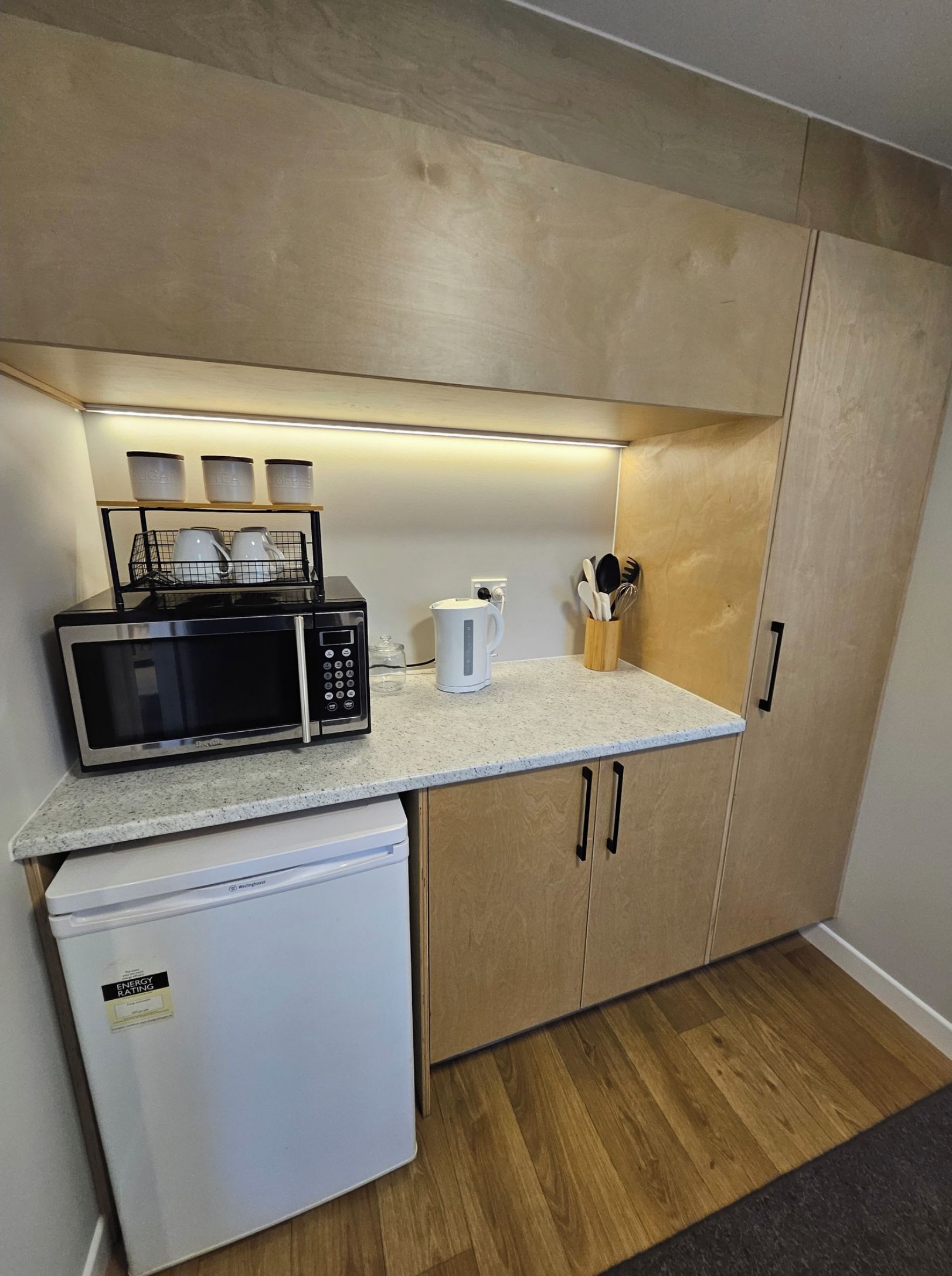 Kitchenette,microwave, airfryer, tea/coffee machine, fridge, blender, Weber BBQ.