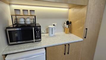 Kitchenette,microwave, airfryer, tea/coffee machine, fridge, blender, Weber BBQ.