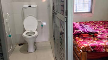 Double Room | Bathroom | Shower, soap, shampoo