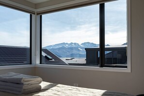 A room with a large window overlooking a mountainous landscape. - Eliza's Escape with Mountain Views (Wānaka)