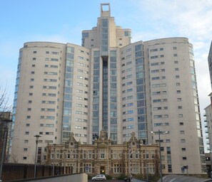 Exterior - Modern Spacious 2-Bed 2-Bath Cardiff Apt - Free Parking - Contractors and groups (Cardiff)