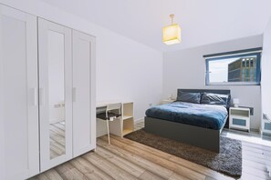 2 bedrooms, iron/ironing board, free WiFi, bed sheets - Modern Spacious 2-Bed 2-Bath Cardiff Apt - Free Parking - Contractors and groups (Cardiff)